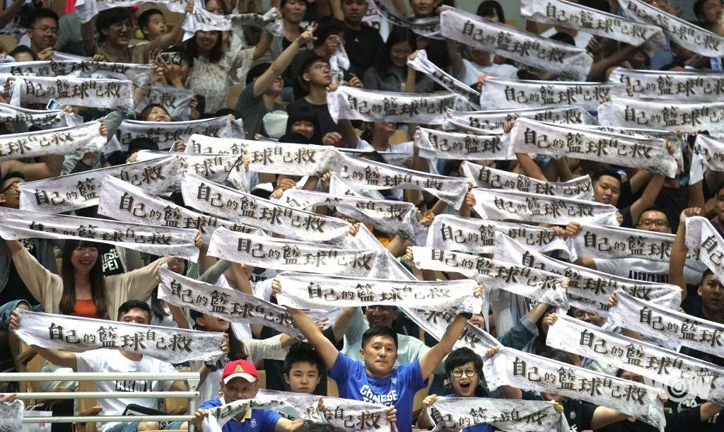 滿場球迷高舉標語,為中華隊加油!(郭佳紋攝)