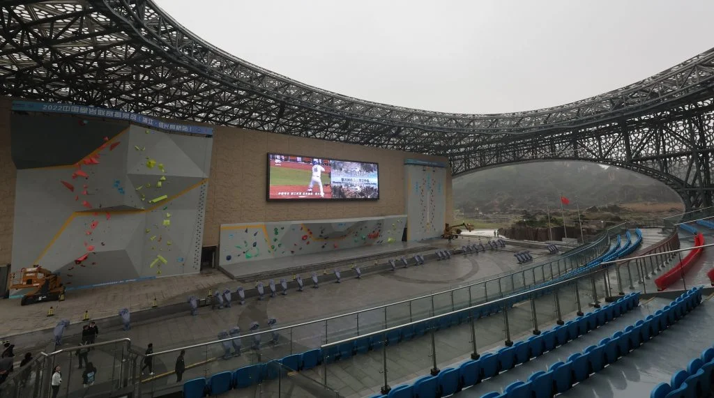 羊山攀岩公園原本是廢棄採石場,因為杭州亞運舉辦活化,改建為攀岩公園,競賽場館搭配周邊山景,極具特色。