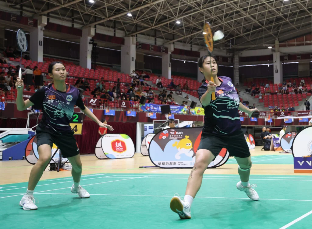 孫亮晴(右)/陳妍妃，連四屆全中運女雙摘金。