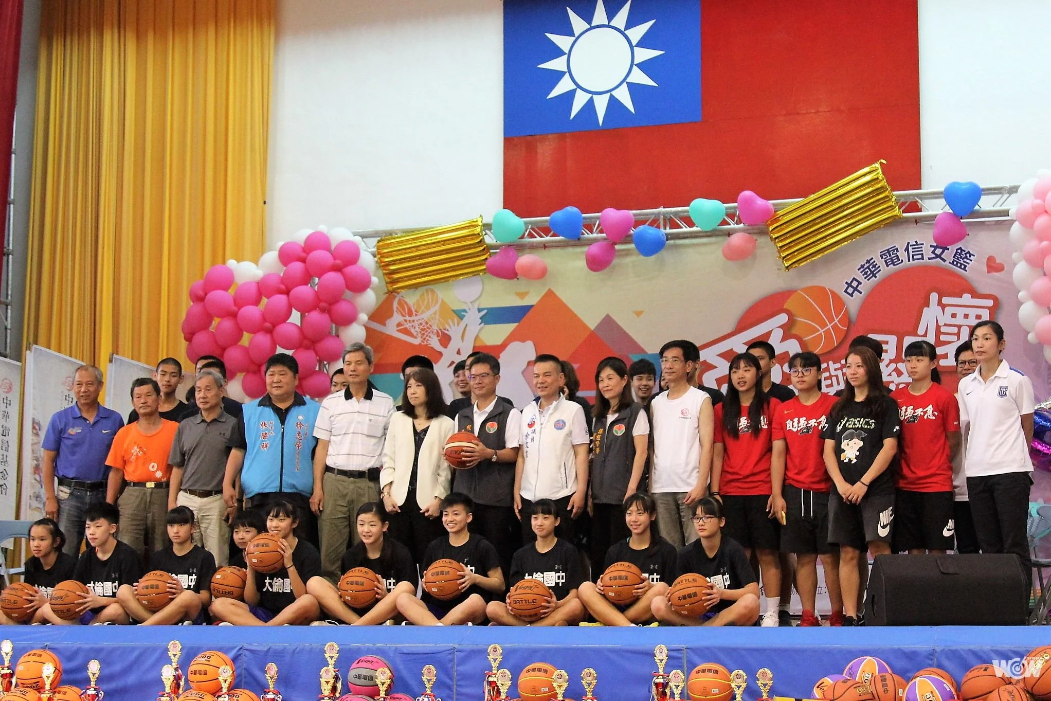 《籃球》「愛與關懷」公益活動結合母親節 電信球員送上康乃馨