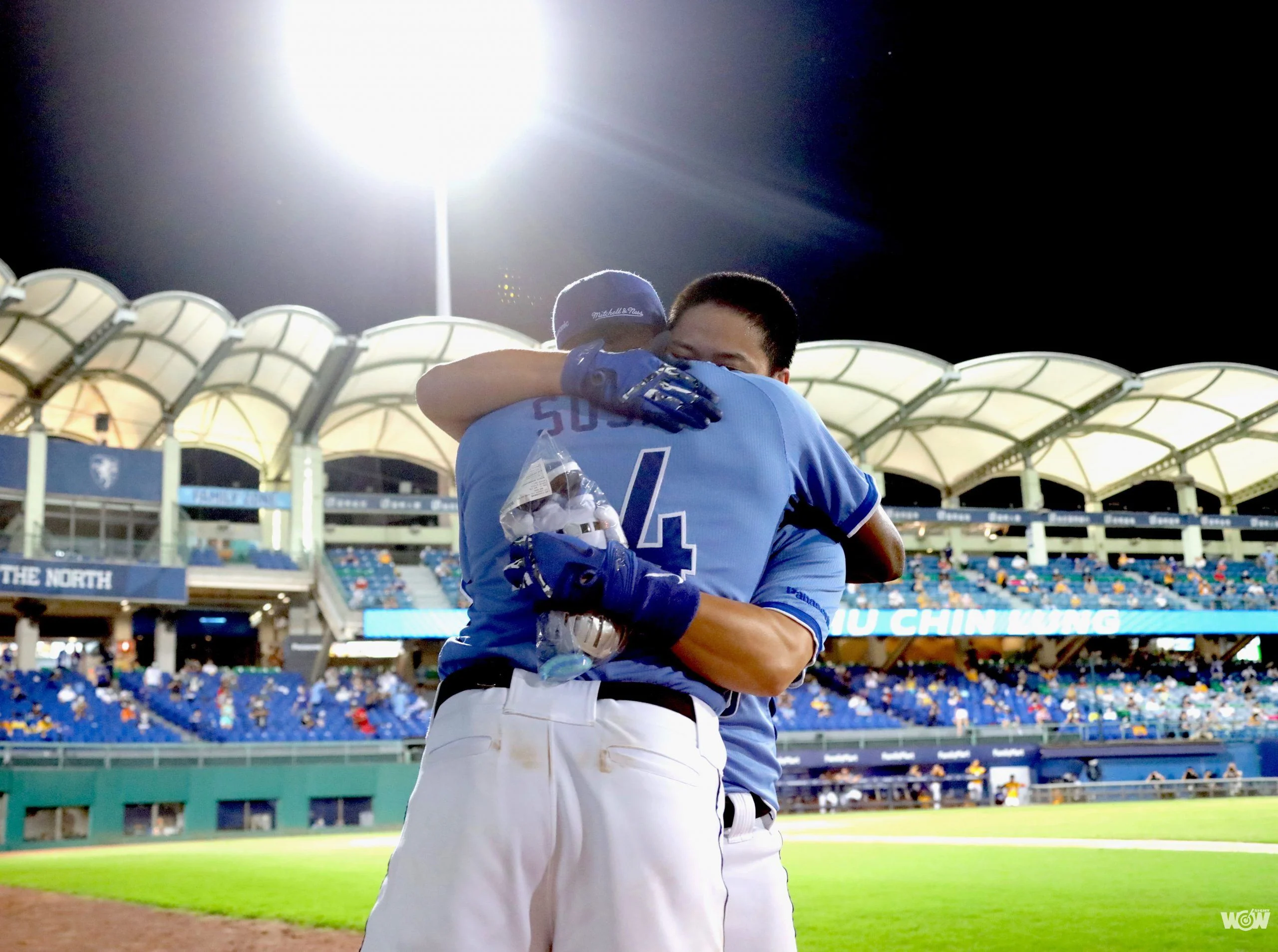 《棒球》林宥穎開轟助威 索沙給他愛的抱抱