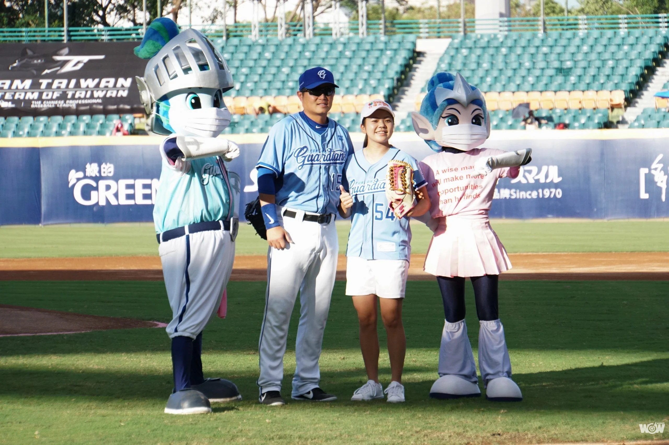 《棒球》徐薇淩為富邦悍將開球 想和胡金龍切磋高球