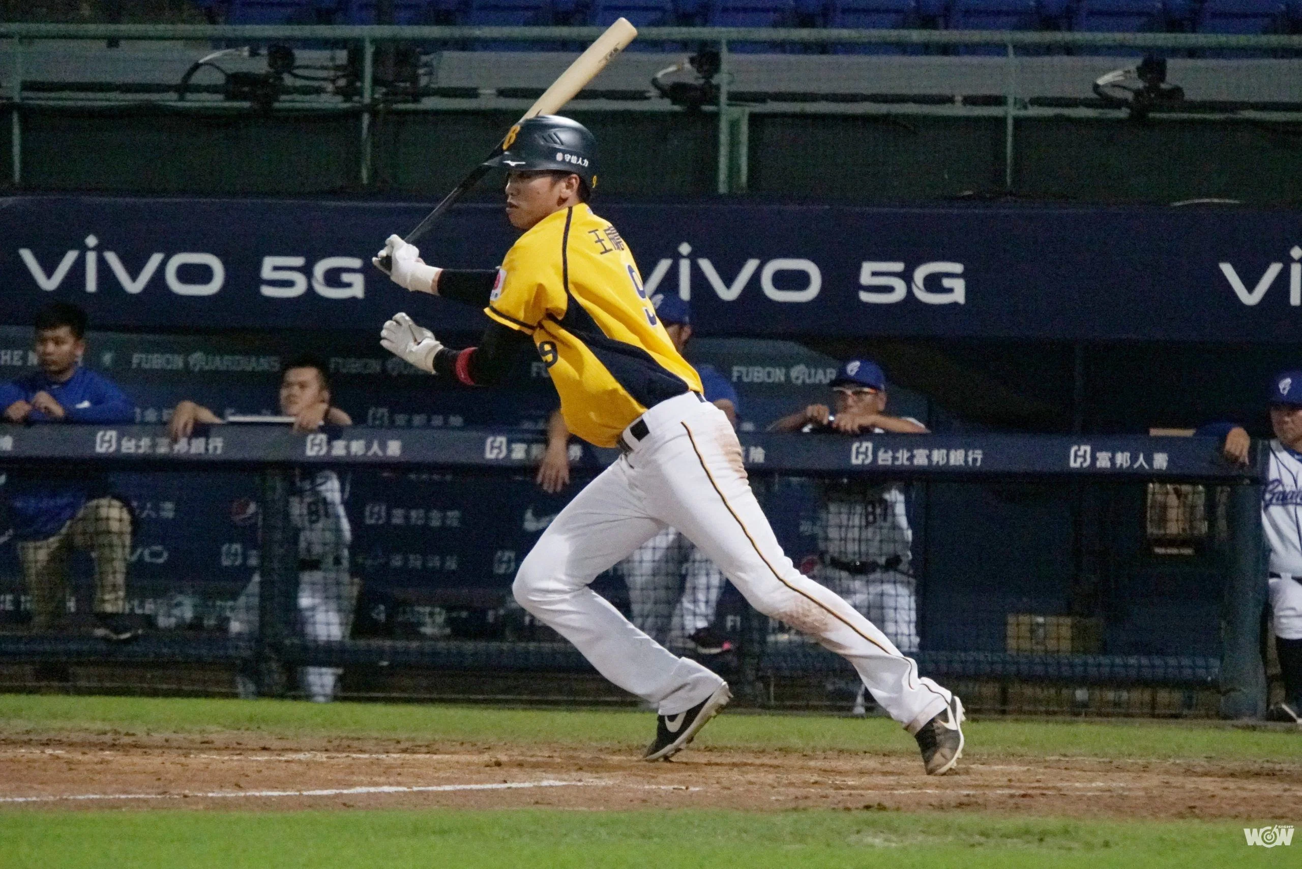 《棒球》最速開季50安創新障礙 王威晨笑納紀錄球