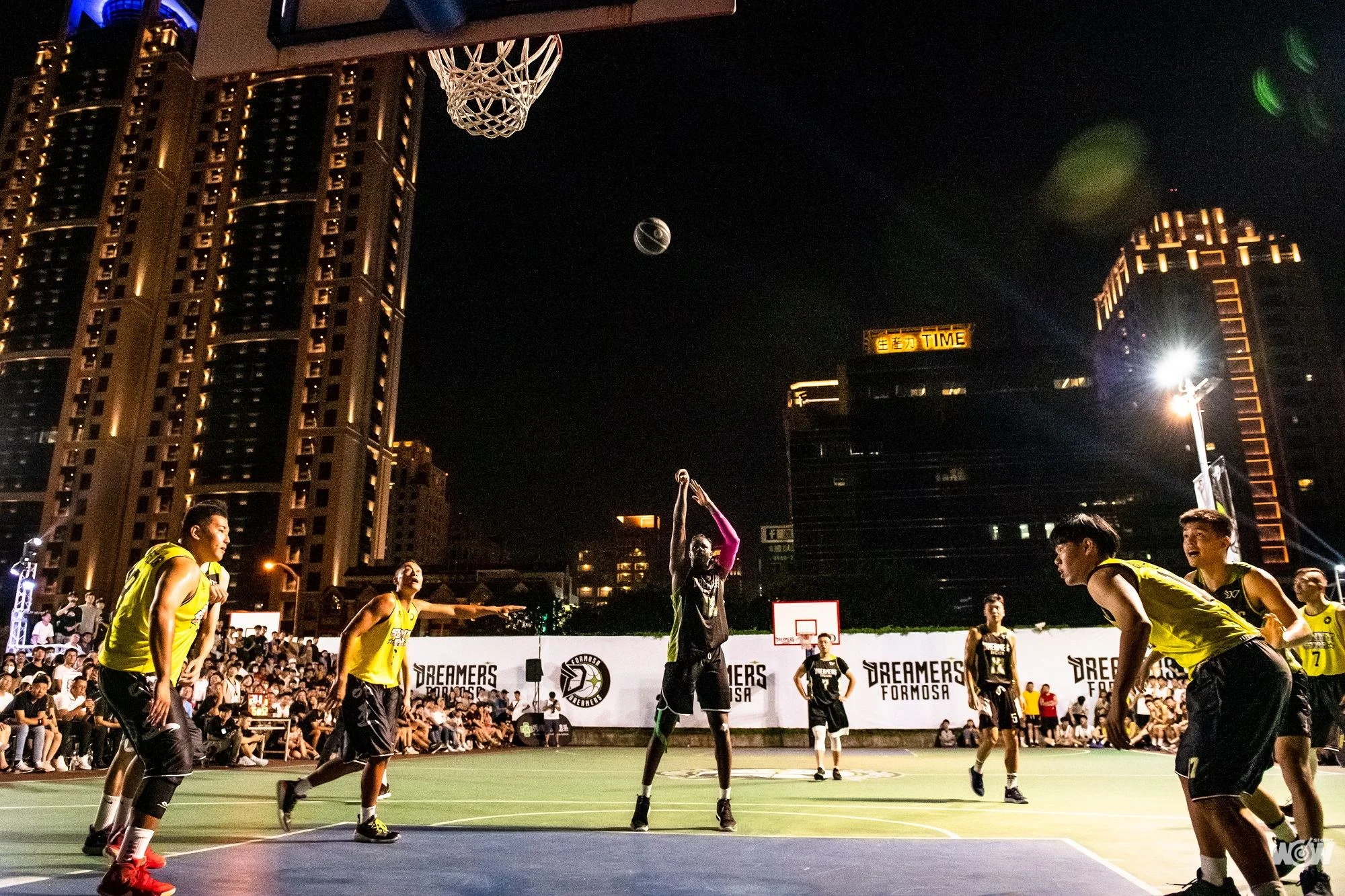 《籃球》臺中惠中籃球場湧入滿場球迷「臺中市夢想家青年隊」選拔賽熱力四射