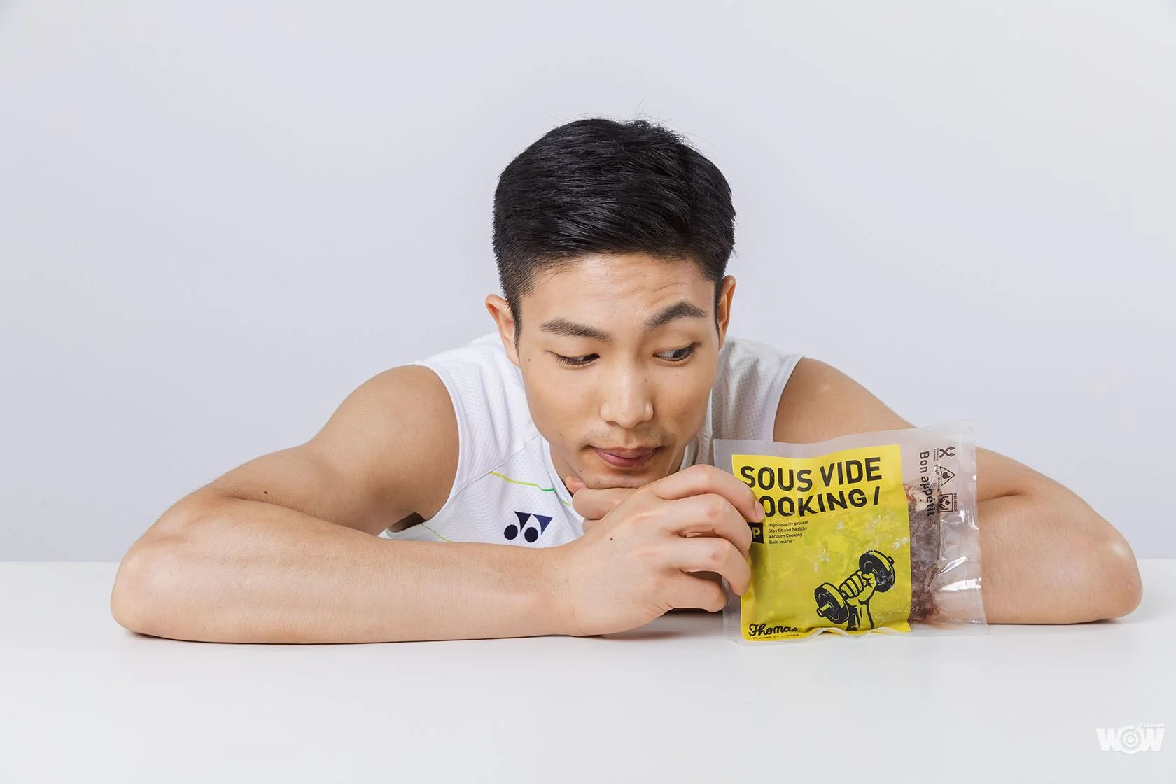 《羽球》球拍換鍋鏟 羽球一哥周天成變身暖男下廚煎牛排 湯瑪仕肉舖做公益