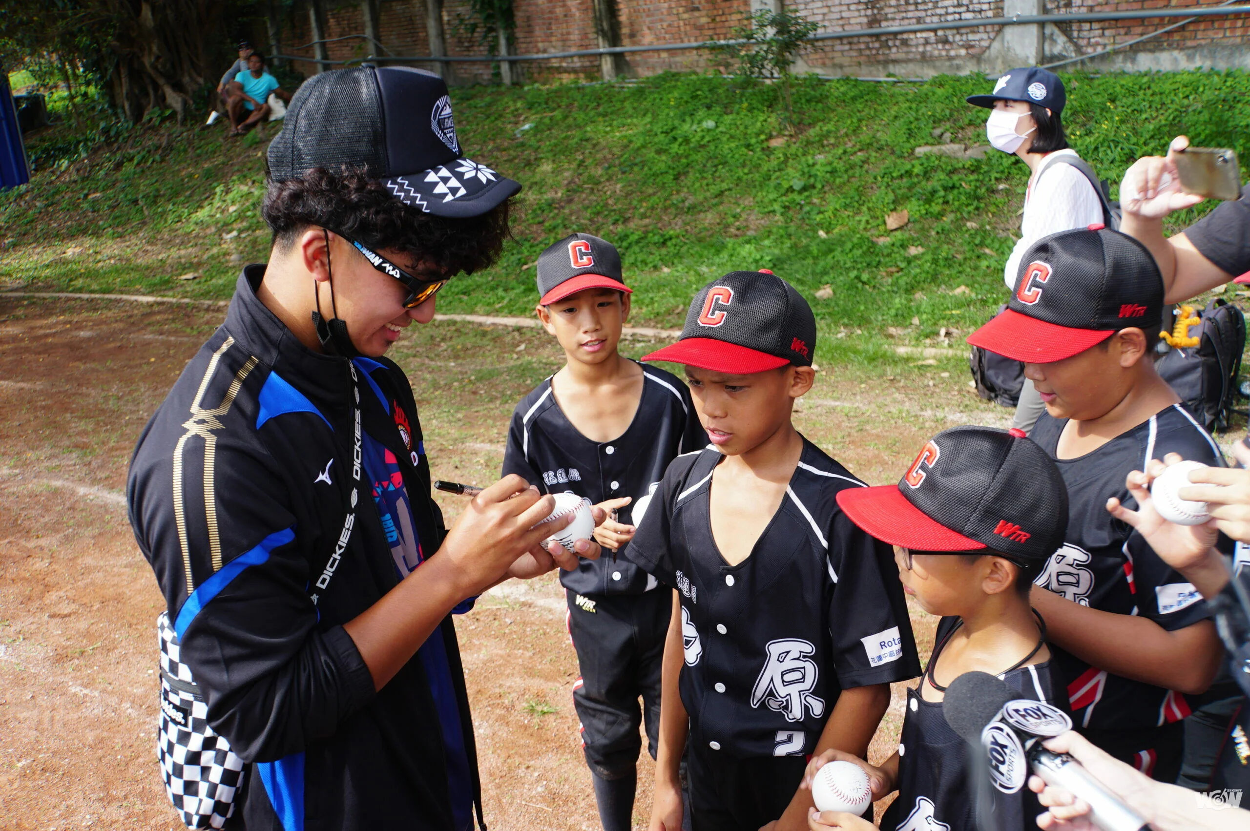 《棒球》關懷盃／看表妹比賽被小球員包圍 「人氣王」余謙差點被問倒