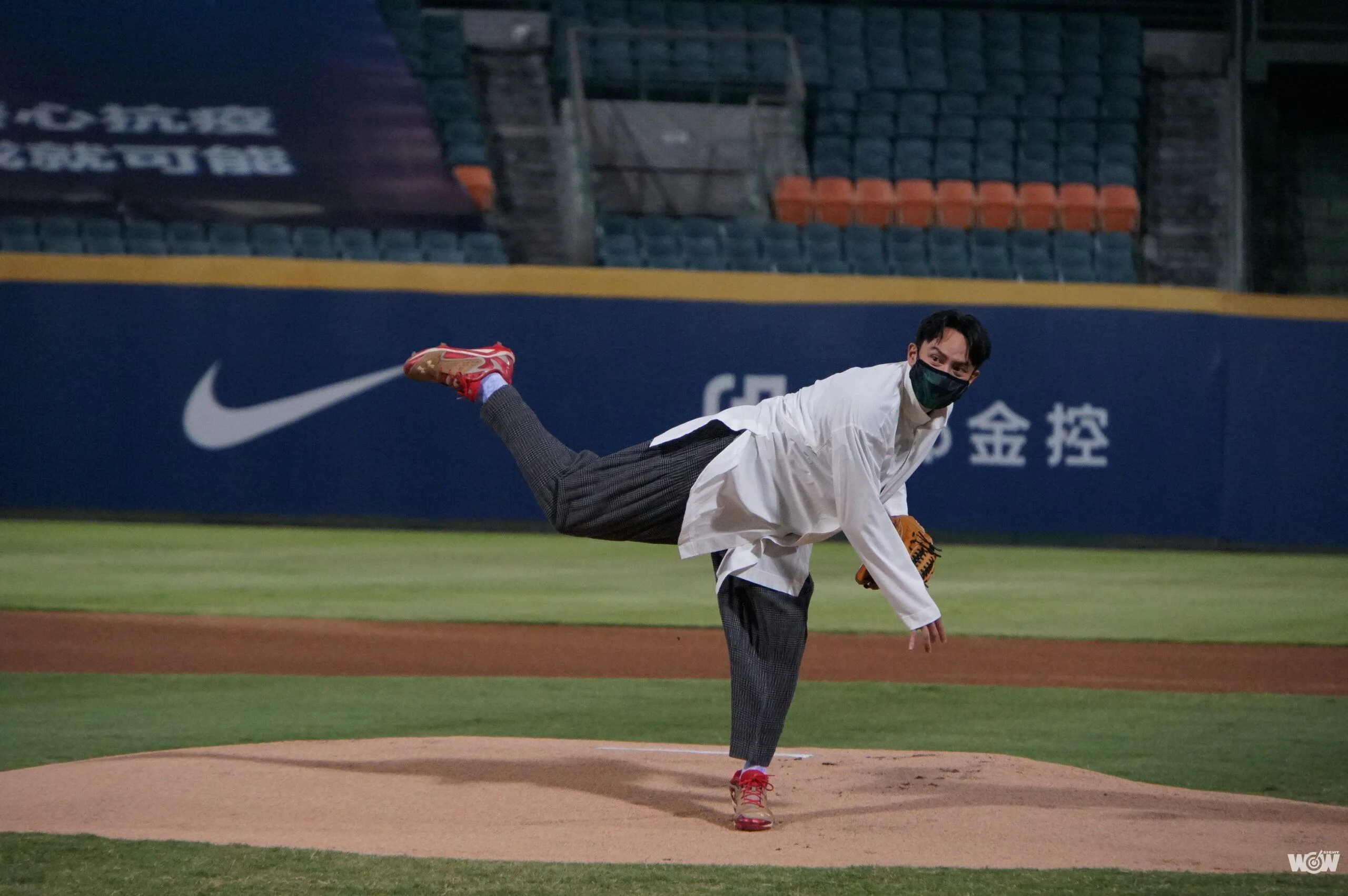 《棒球》張震自備釘鞋手套 為電影沙丘登投手丘開球