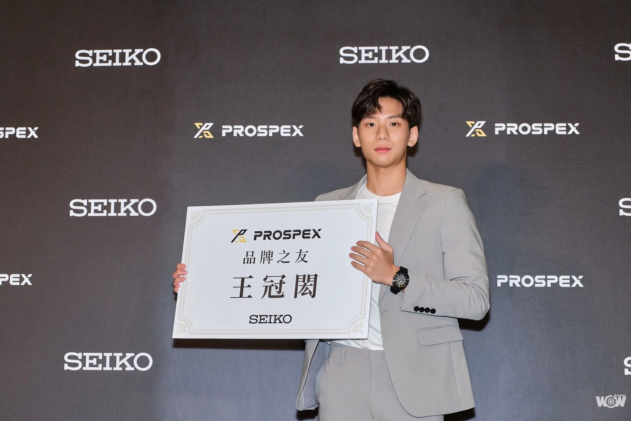 《游泳》王冠閎代言名錶 發揚品牌精神追求卓越