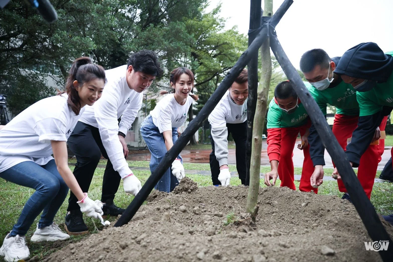 《棒球》旅外球星為國泰金獻出種樹「第一次」劉致榮返母校鶯歌工商 回味愛心貢丸湯