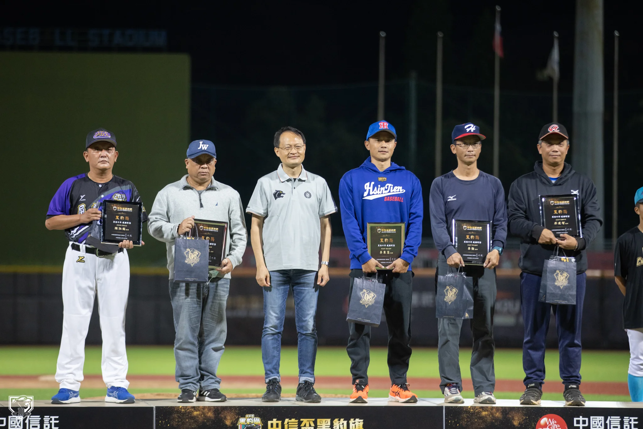 《棒球》中信盃黑豹旗新設「黑豹獎」 感謝十年全勤棒球社團教練