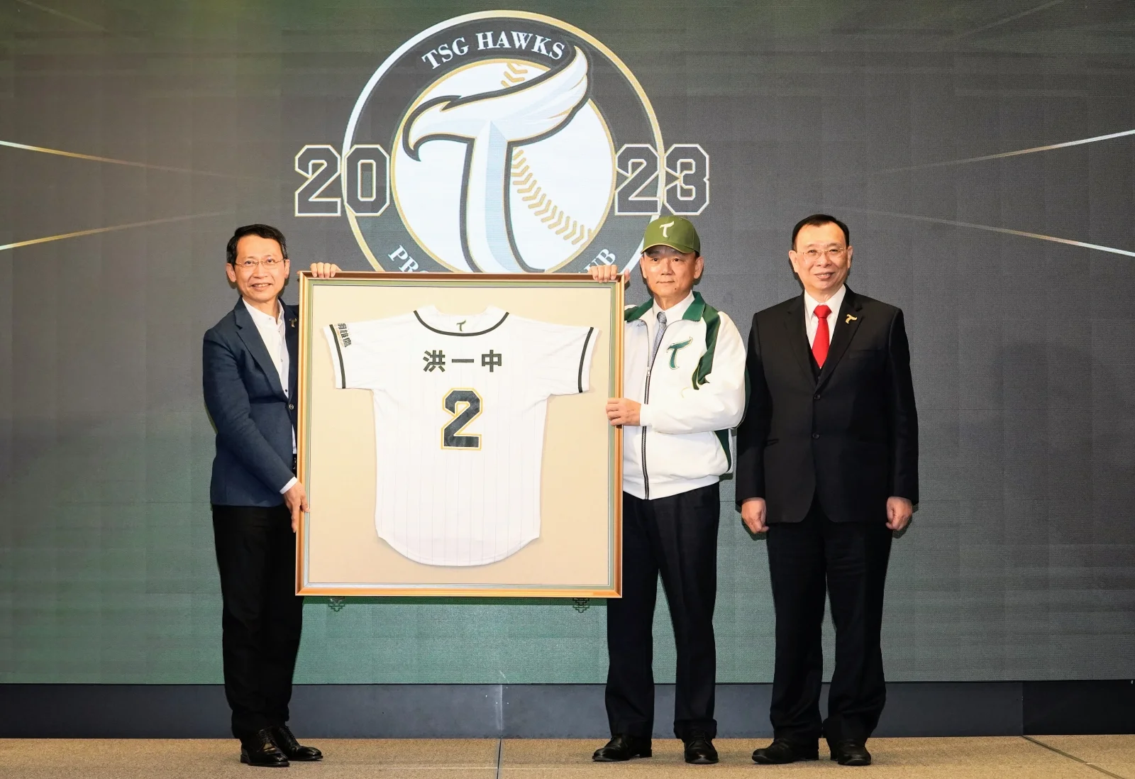 《中職》台鋼雄鷹創隊首任總教練 洪一中返鄉披2號戰袍掌兵符