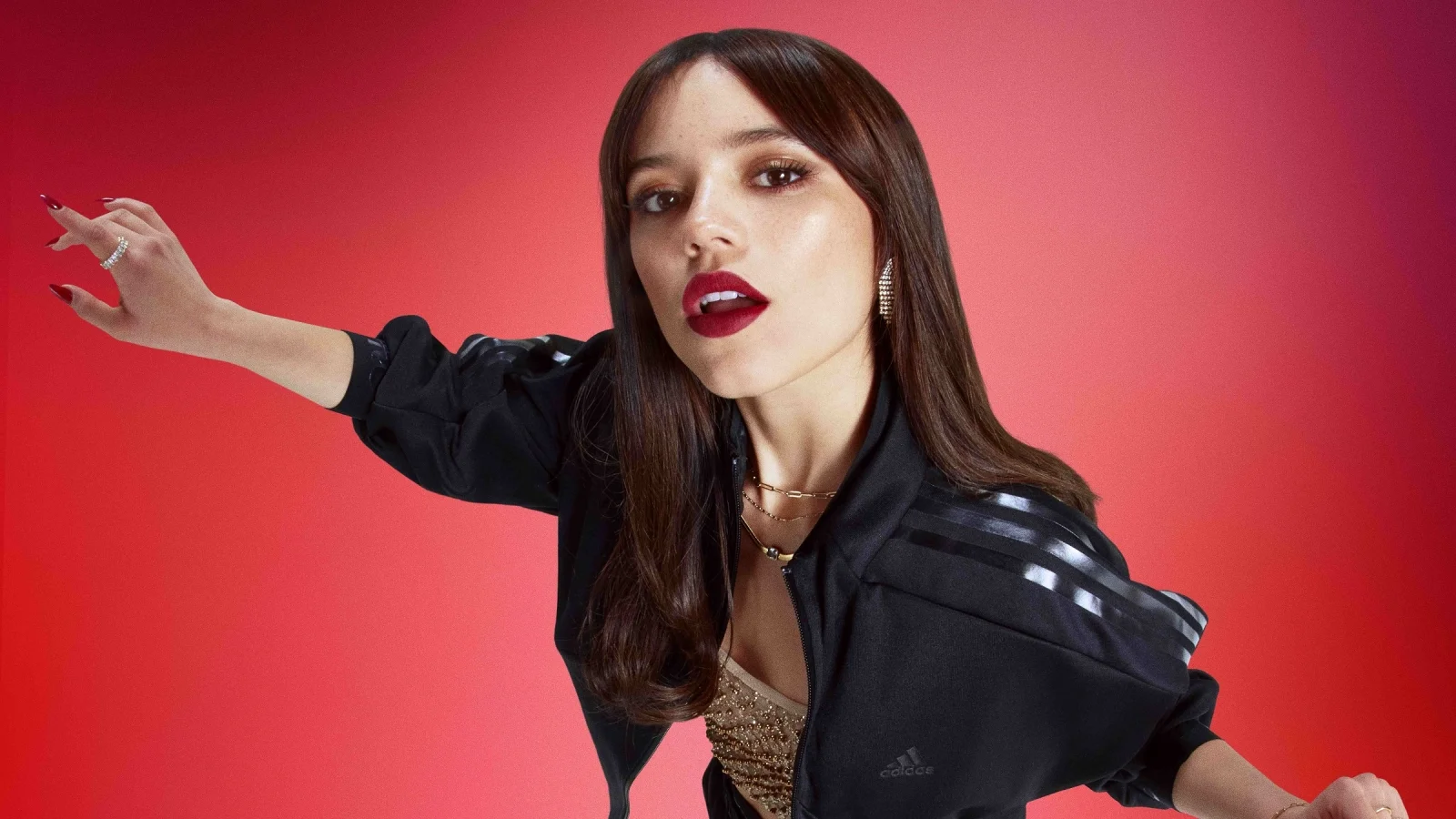 《看裝備》adidas再掀經典條紋運動套裝熱潮 攜手全球人氣偶像 星期三Jenna Ortega、NBA球星Trae Young 「自在做你」