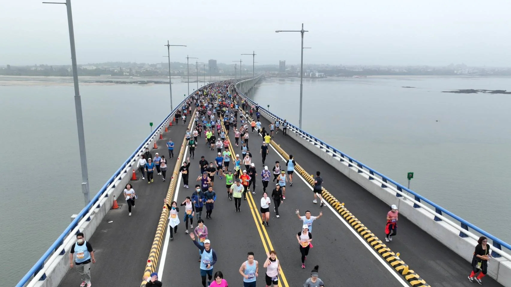 《路跑》等待三年金門馬拉松重啟 首跨金門大橋跑友讚嘆不已