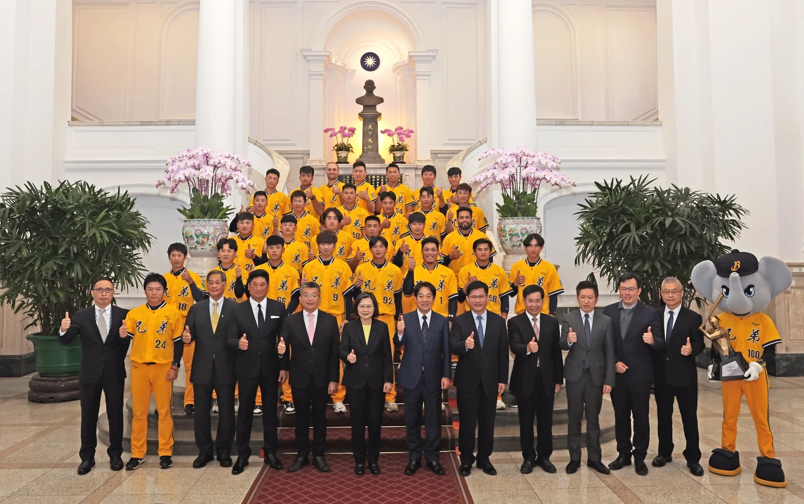 《中職》蔡總統接見黃衫軍 中信兄弟連兩年前進總統府分享榮耀