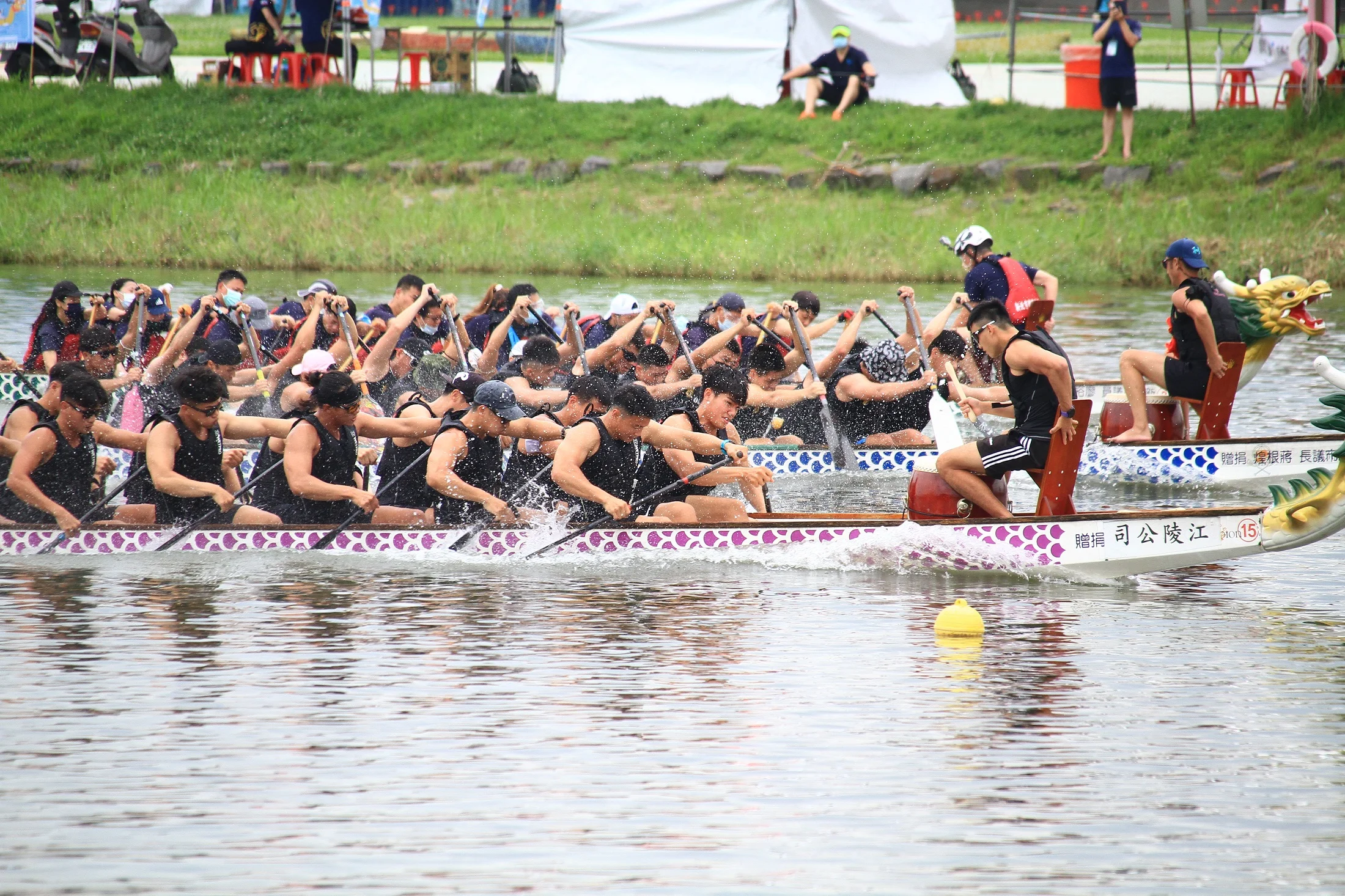《龍舟》祭江祈福 新北議長盃龍舟賽打火英雄化身守護者