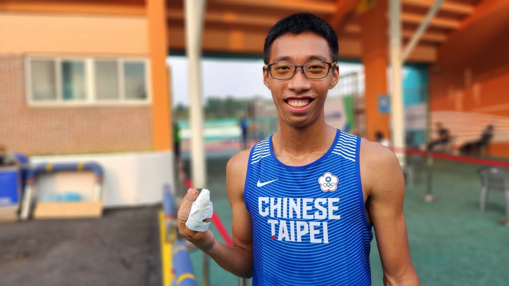 《田徑》首場國際賽意外掛彩 林祐安亞青帶傷完賽學經驗