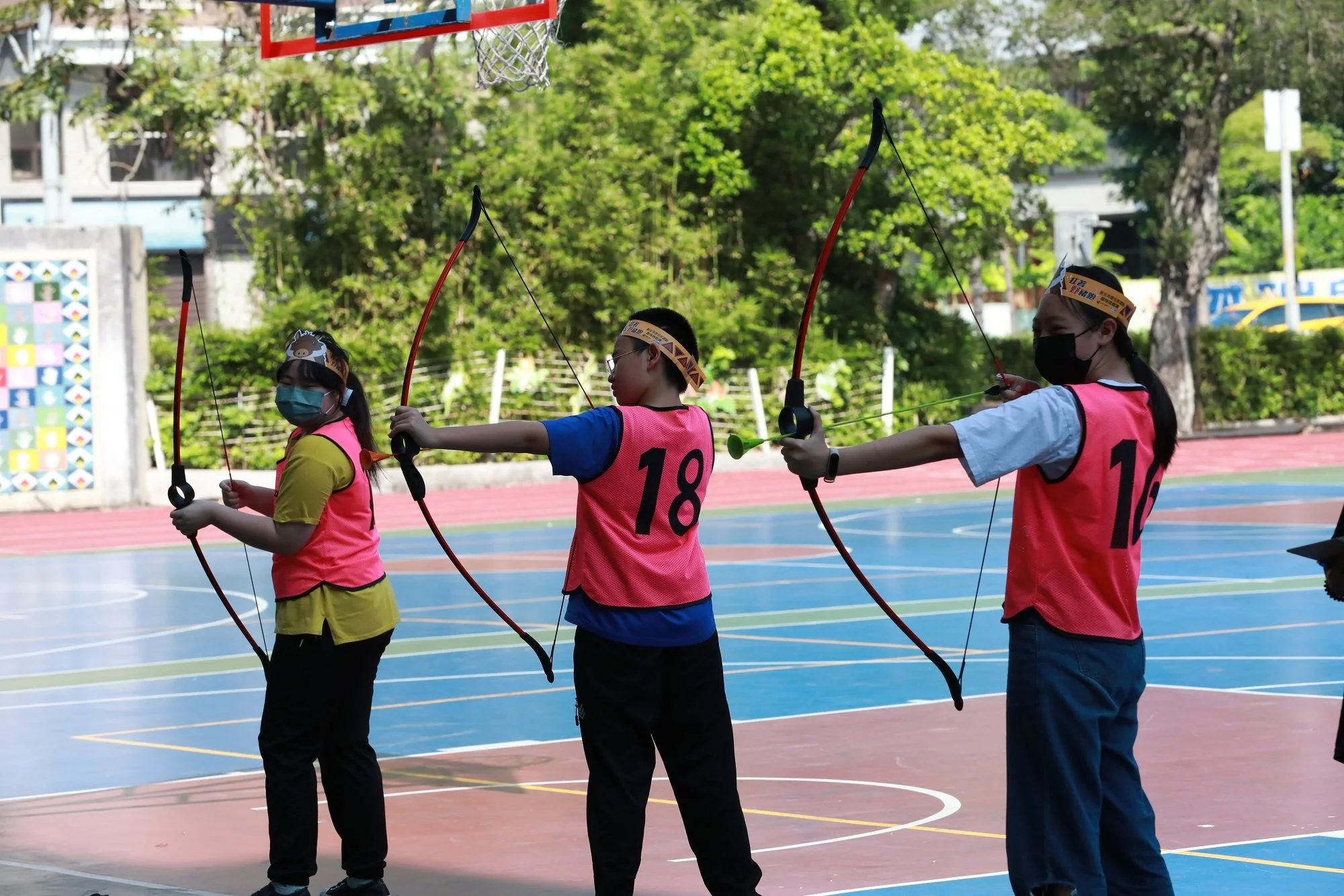 《田徑》新北丹鳳國小300名畢業生「扛著野豬跑」挑戰原住民運動