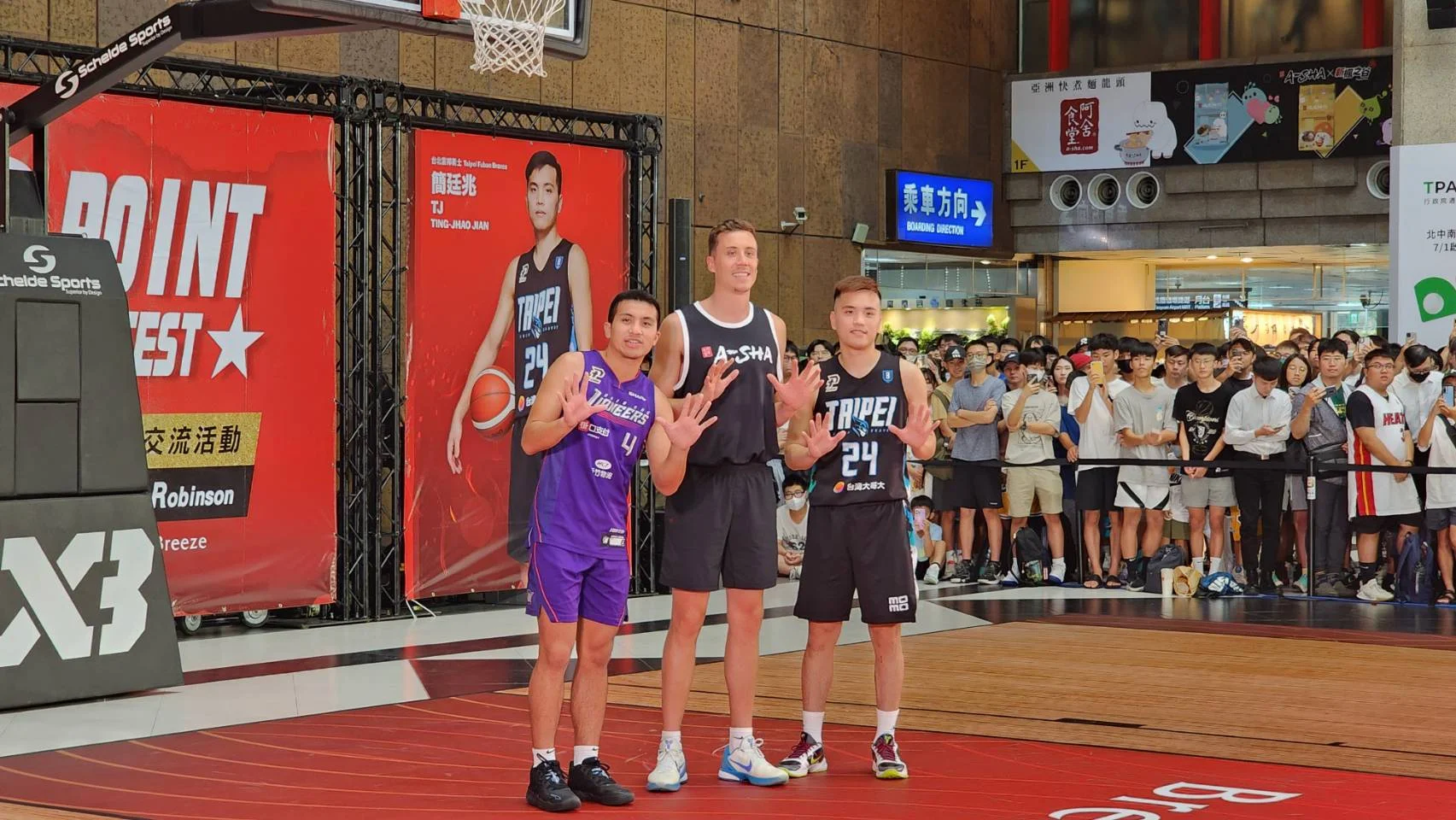 《籃球》跟NBA射手Duncan Robinson在北車大廳三分球對抗 簡廷兆欽佩阿舍哥親民的態度跟投籃細節