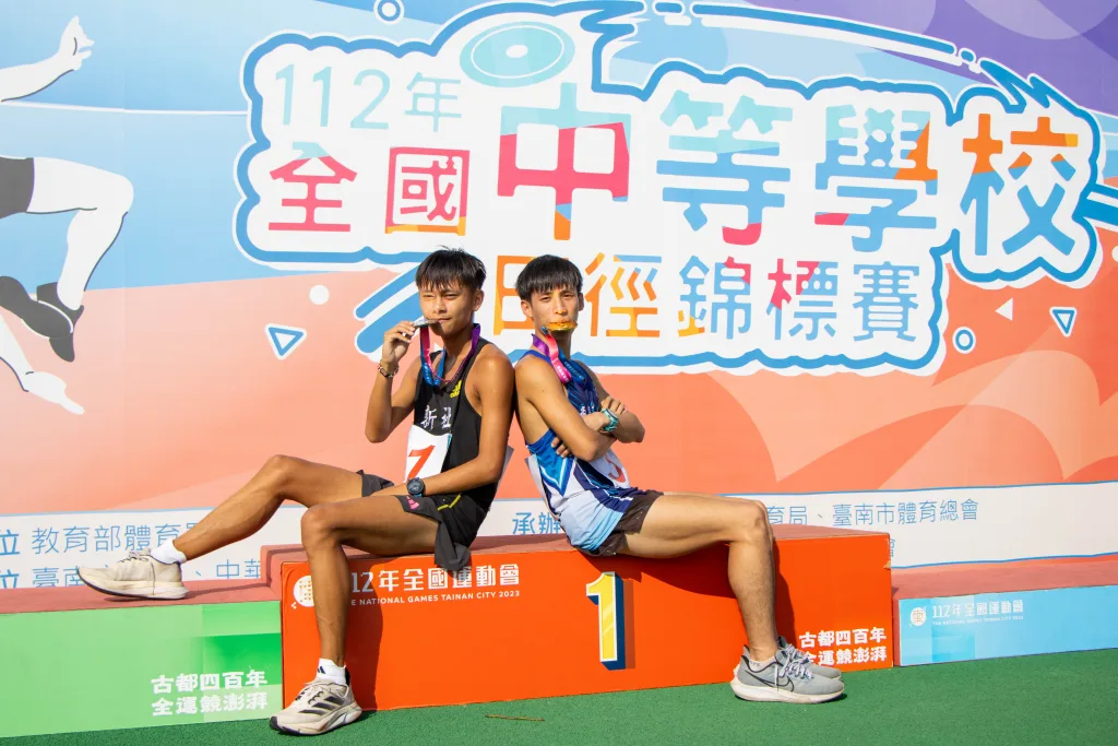 風承顥(右)收下112全中錦高男組5000公尺金牌，田睿祥獲得銀牌(左)。