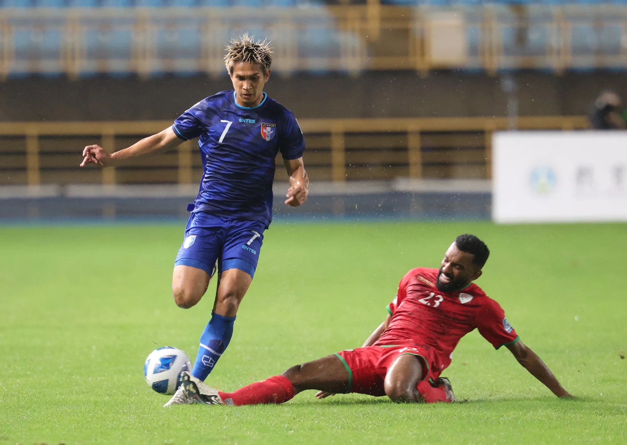 《足球》就缺臨門一腳 中華男足雨中三球不敵阿曼