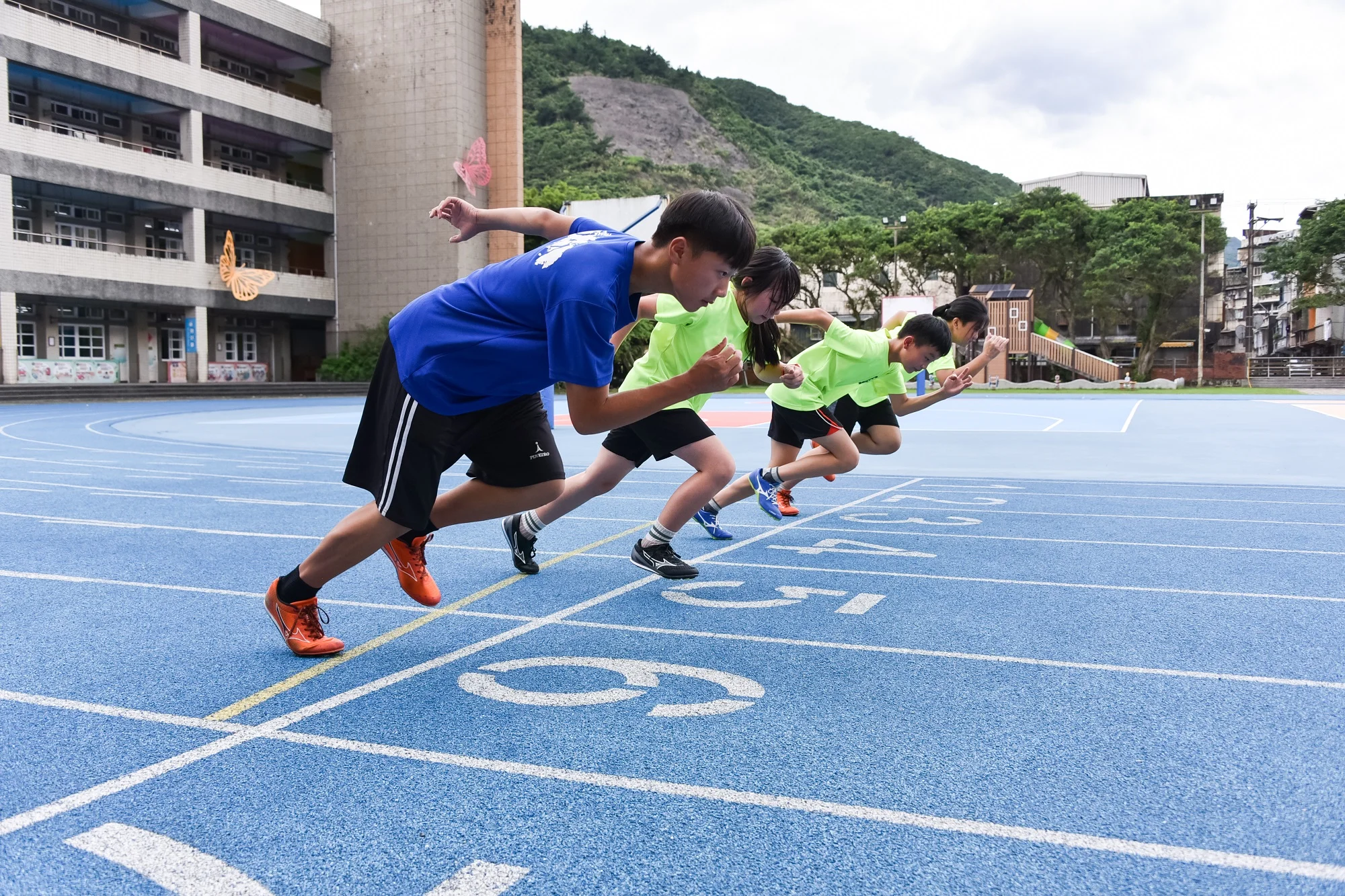 《路跑》太平洋建設、台灣美津濃、中華體總攜手同行 企業贈鞋助跑萬金石地區學生運動夢