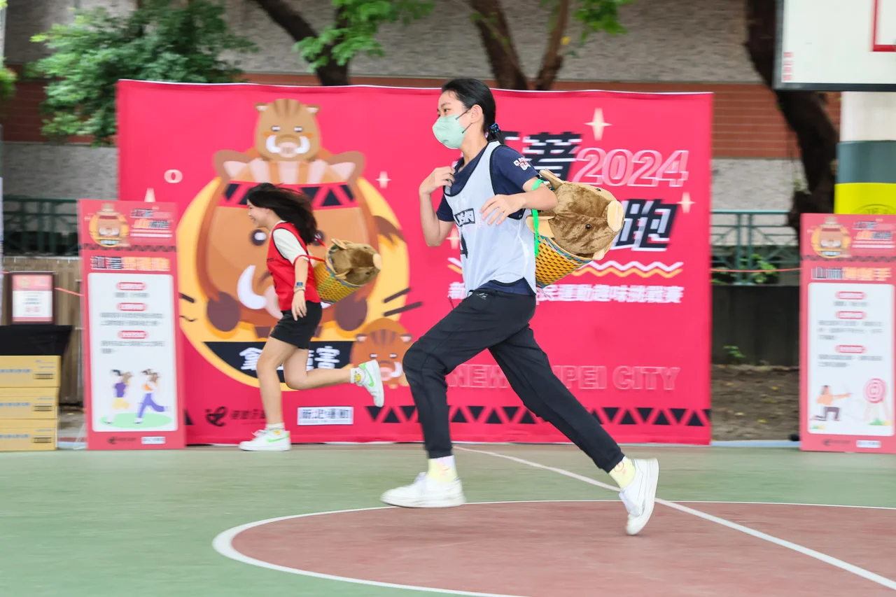 《體壇》新北集美、丹鳳國小學生畢典「扛著山豬跑」 8月新莊體育園區擴大舉辦 民眾體驗射箭、負重接力