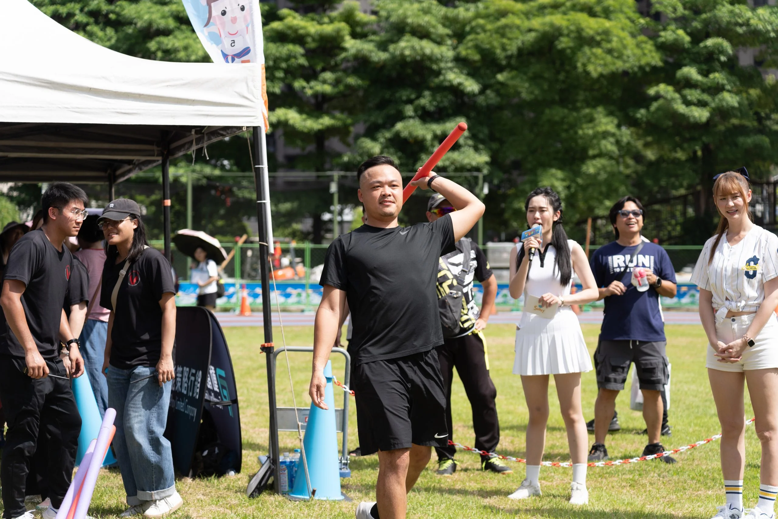 《田徑》新北市兒童田徑聯賽 鄭兆村現身鼓勵小選手多嘗試 啦啦隊女神短今田徑初體驗