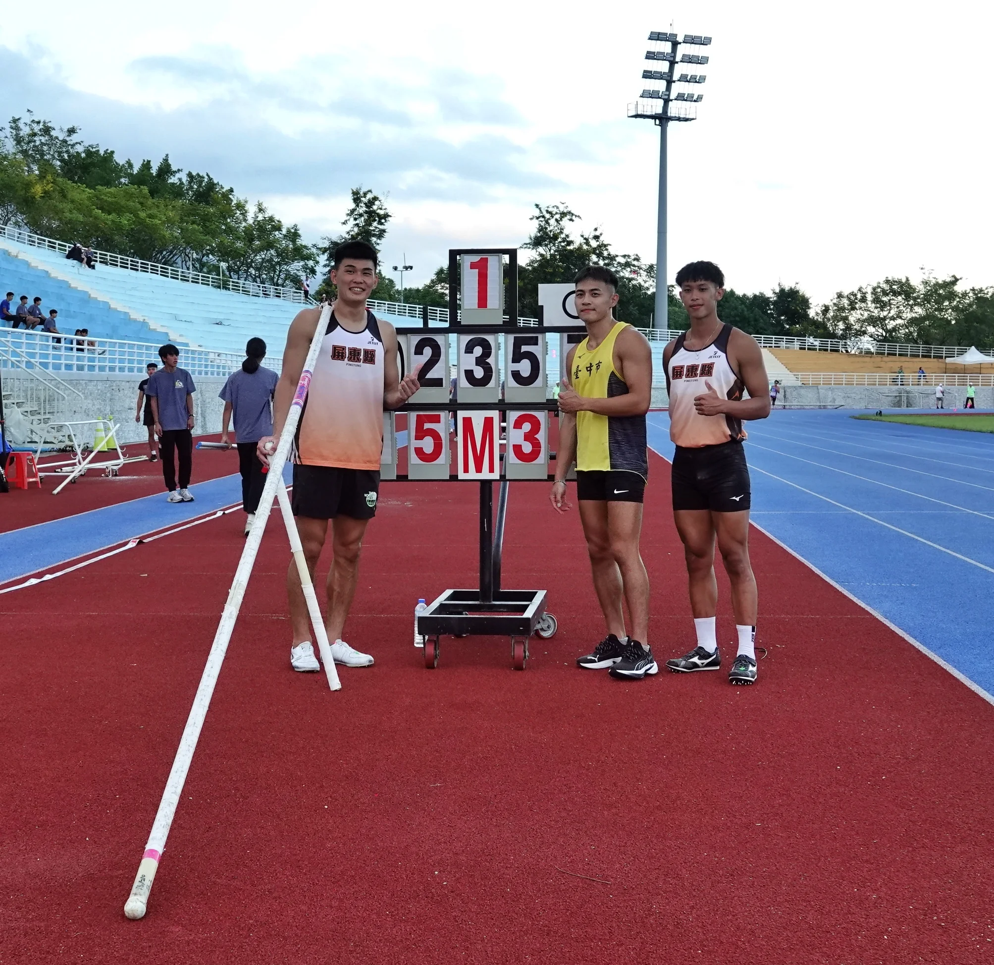 《田徑》全田賽男子撐竿跳頂尖對決 三人超越大會紀錄 林琮憲5公尺35摘金