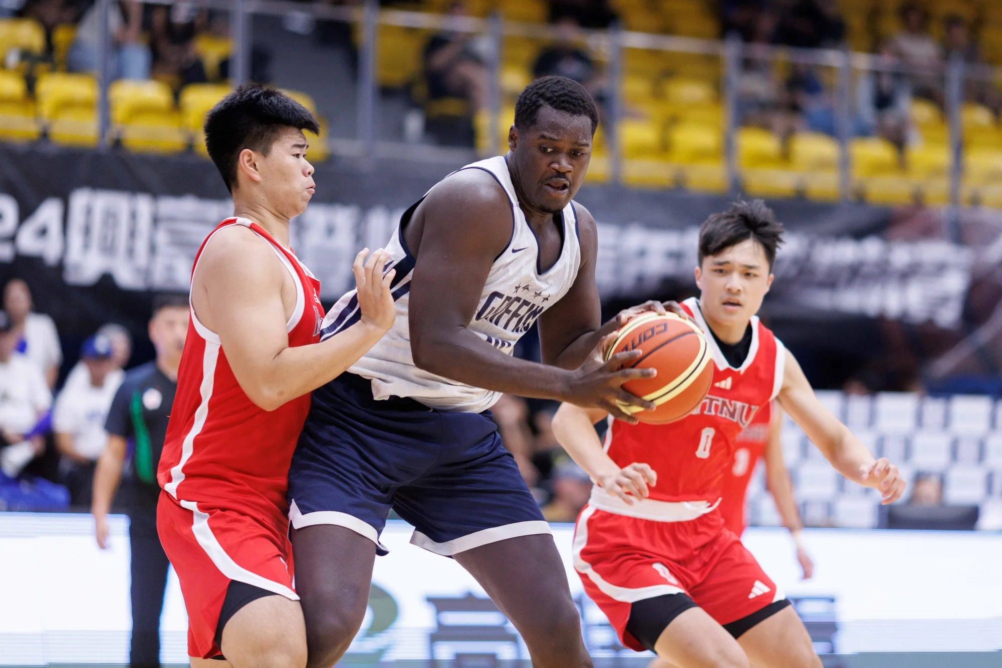 《籃球》興富發登峰造極籃球賽政大敗給臺師 明日賽事因颱風影響暫時休兵