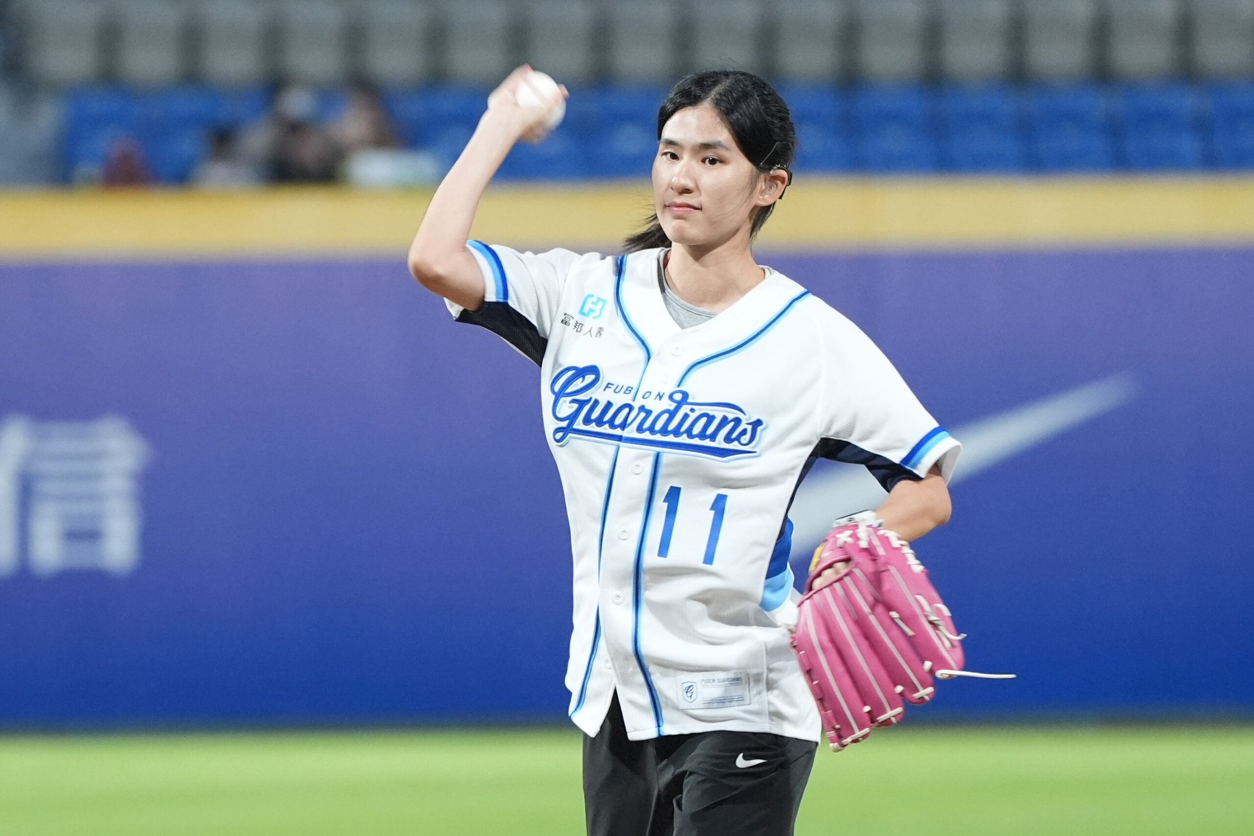 《棒球》富邦人壽攜手悍將升級新莊主場無障礙設施 聽奧國手許樂出席開球