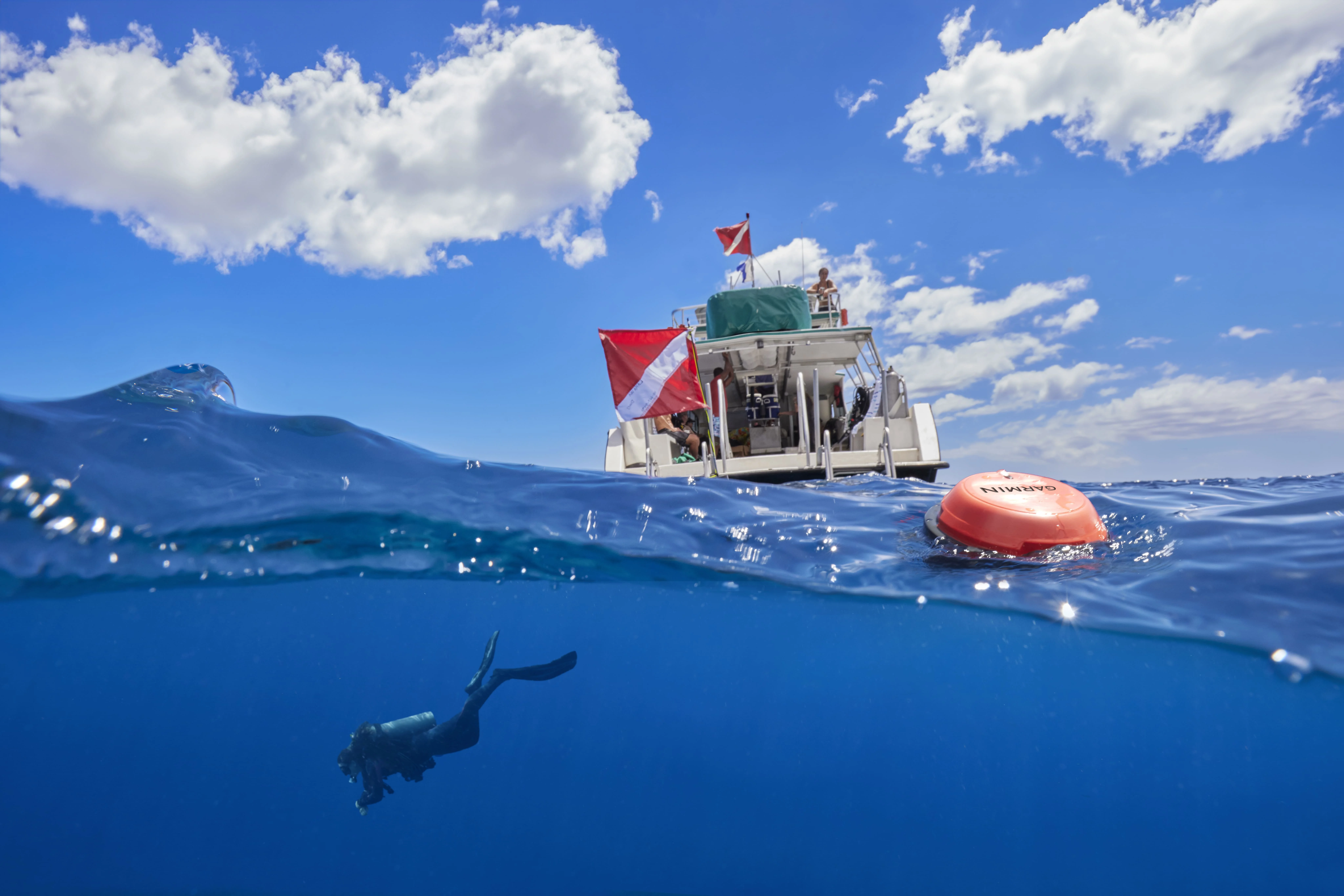 《看裝備》Garmin Descent S1革命性創新通訊技術強化潛水安全 攜手潛水教育系統PADI、海洋友善海湧工作室 實踐海洋重生行動