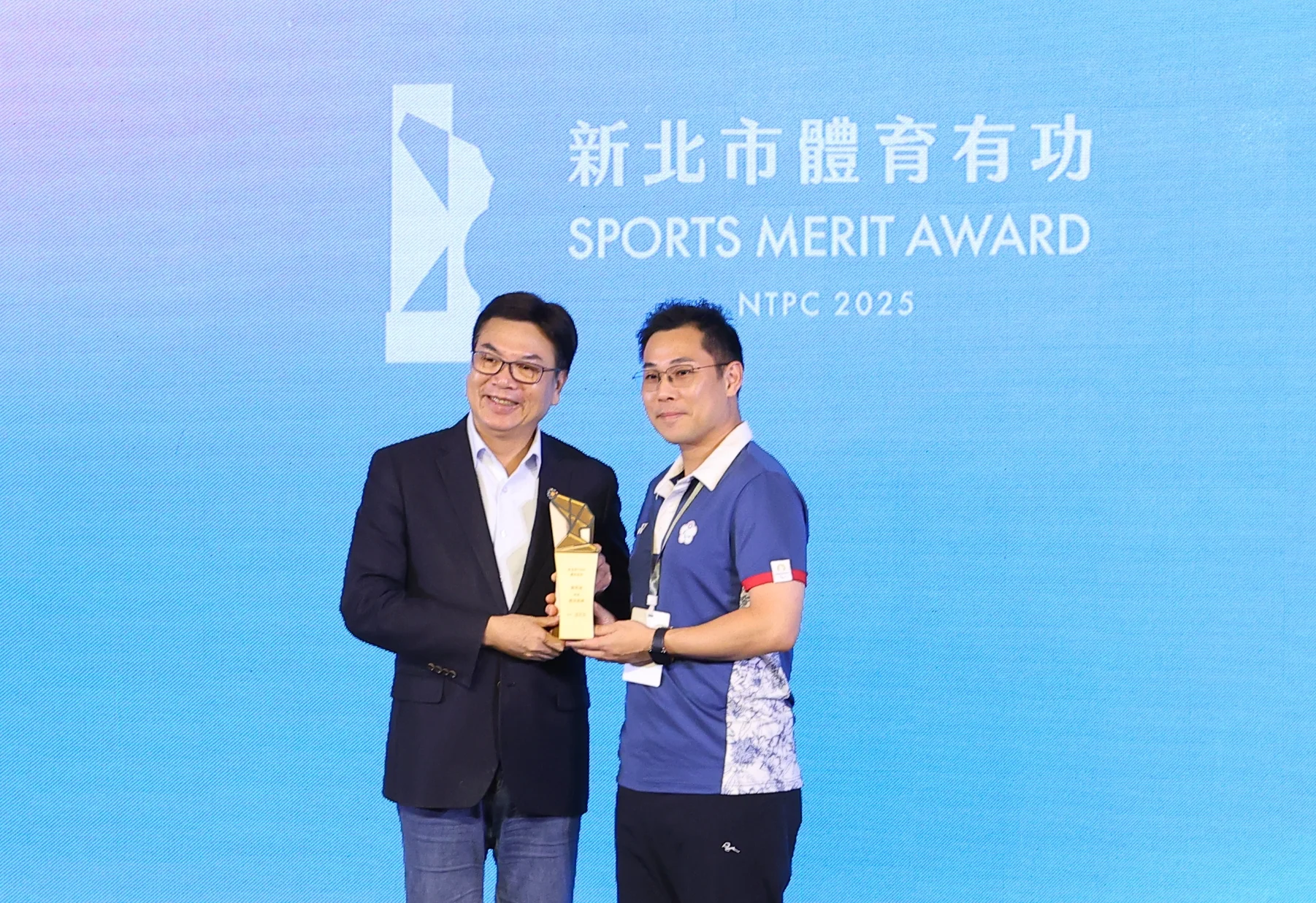 《體壇》魏君達的每日一字帶領陳柏諺奪巴黎帕運桌球銀牌 獲頒新北體育有功