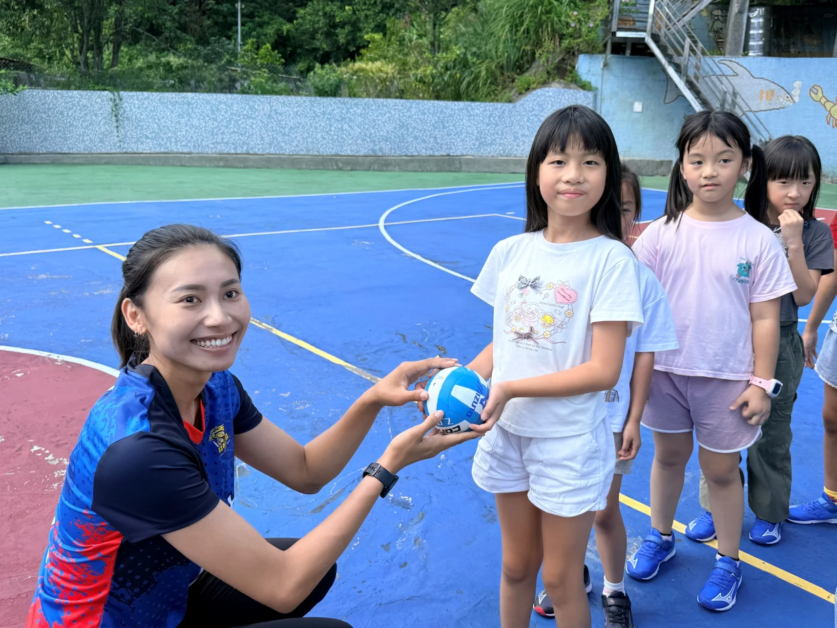 《排球》排球國手張瓈文分享運動長高秘訣  企業贈鞋助學萬里金山孩童