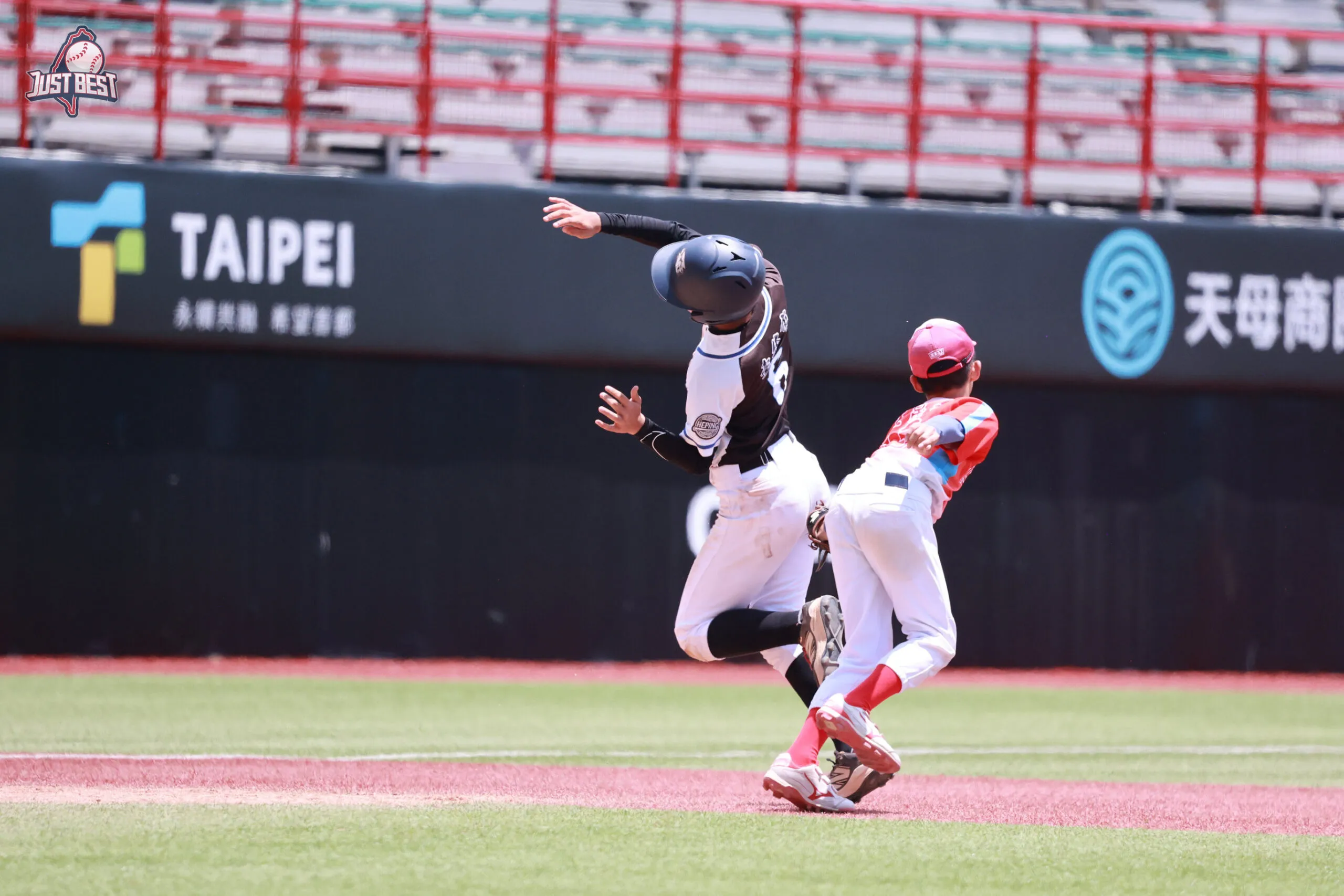 2026就是棒U15青少棒畢業盃》和平聯隊6比3逆襲信義飛燕勝利入袋，華興中學滿貫全壘打領頭擊退野球虎