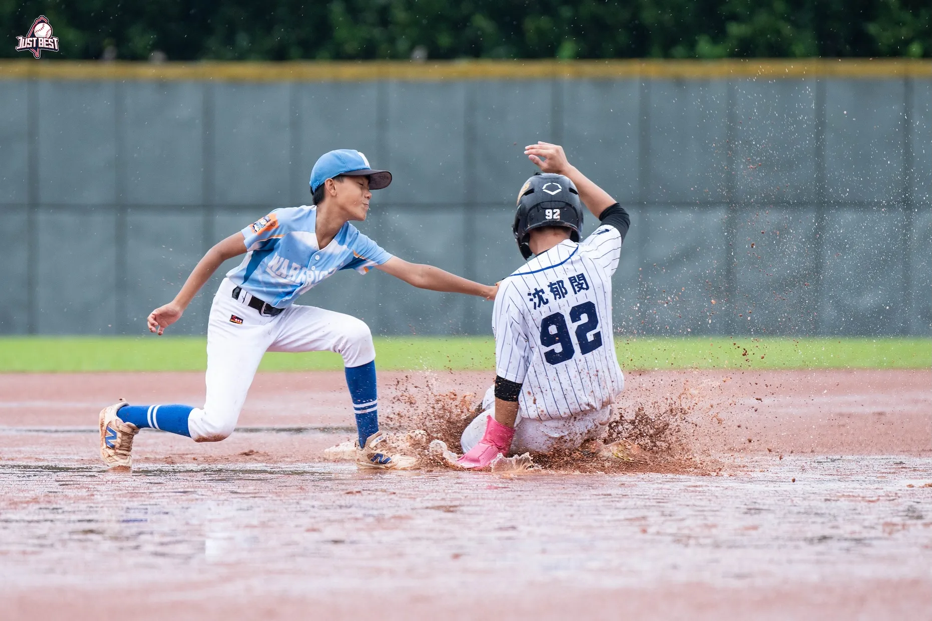 就是棒春季台灣大賽》親子勇士(藍)發揮穩定投打戰力，連拿兩勝進入最終決賽