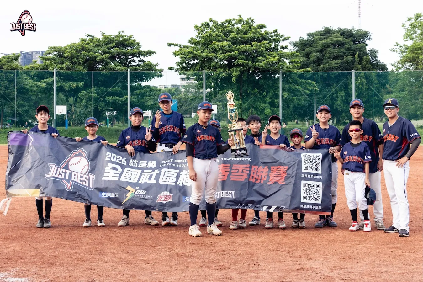 臺北就是棒》ENERGY能量兩戰全勝表現捧起冠軍獎盃，松體(藍)斬獲亞軍