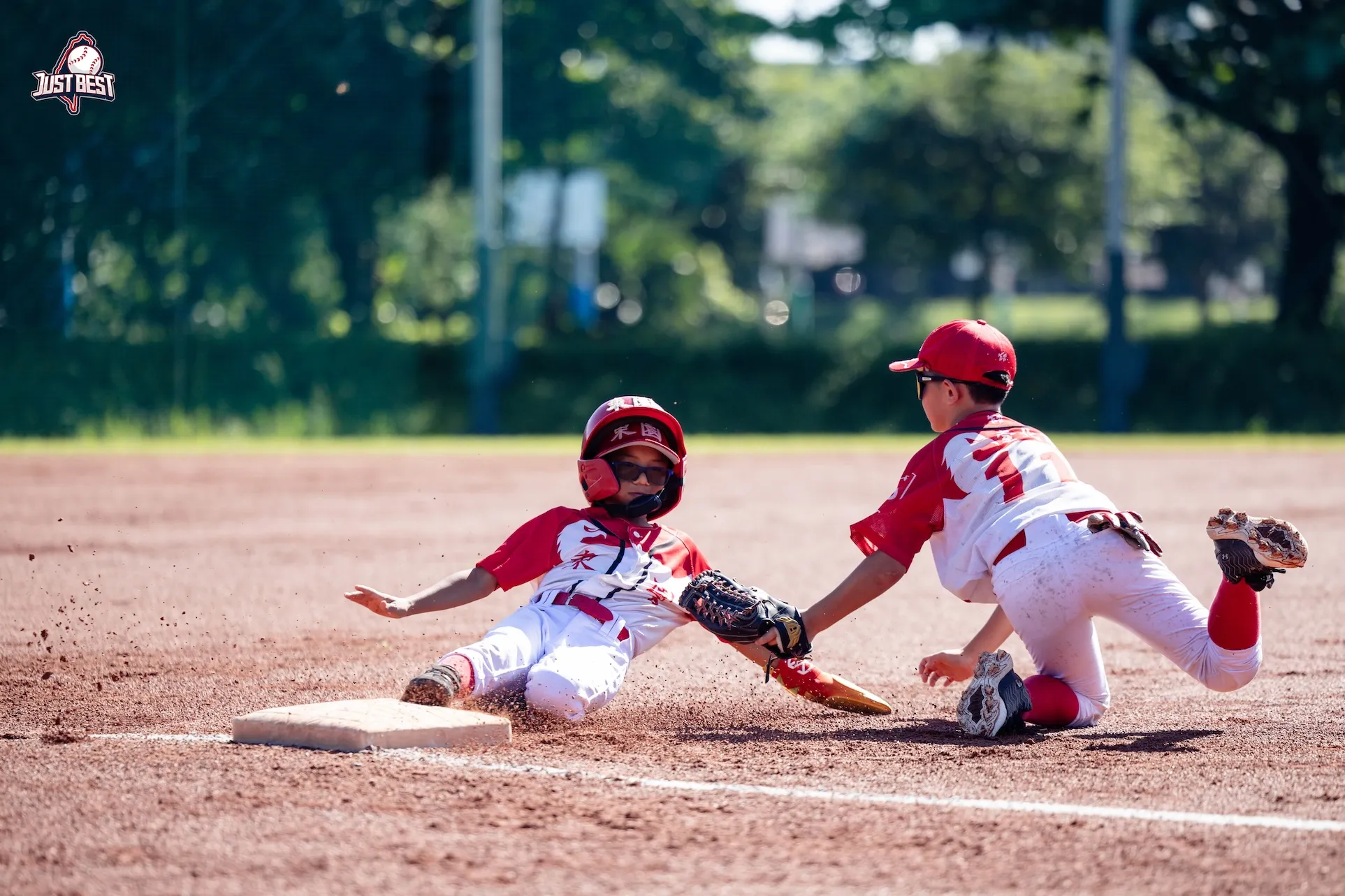 臺北就是棒》東園內戰雄鷹展翅！東園雄鷹14比4大勝東園蒼鷹，鷹速小子(藍)強勢逼平東園雄鷹