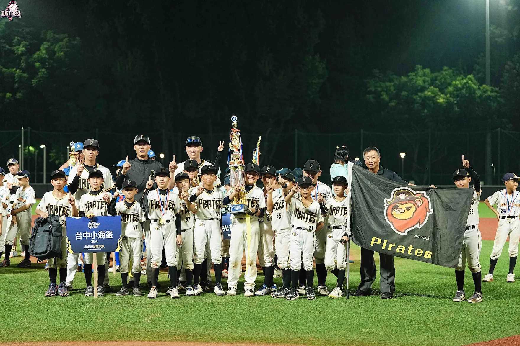 就是棒春季台灣大賽》台中小海盜(白)A一分之差險勝光芒社區順利封王，季軍戰台中道奇Major逆轉絕殺力量河馬(紅)