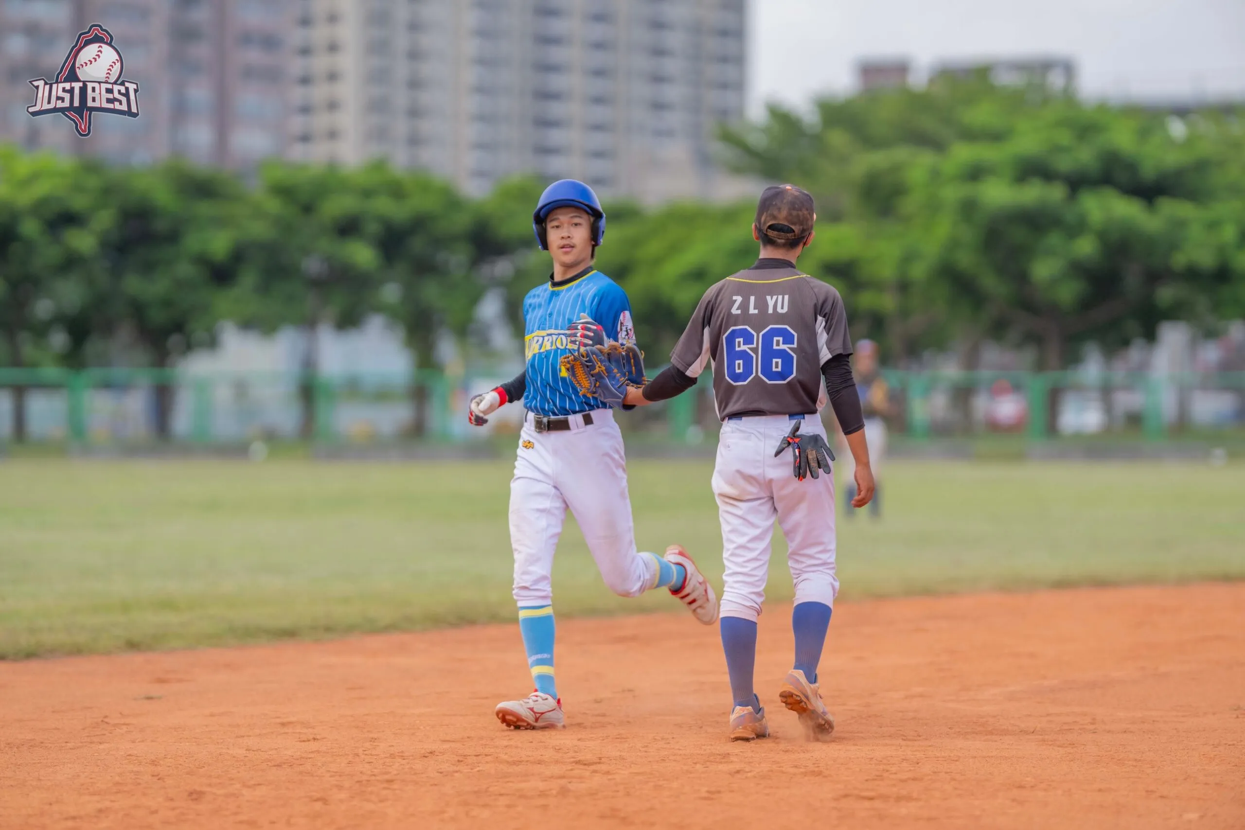 臺北就是棒》親子勇士(白)陳柏諺炸裂兩分砲大勝港湖社區，文山社區郁傑投打俱佳完封實踐國中